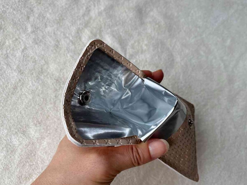 ダイソーの「大きめ携帯灰皿（レザー調、クロス）」の内側はアルミニウム