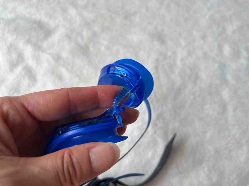 鼻ベルトでレンズの幅を調整できる