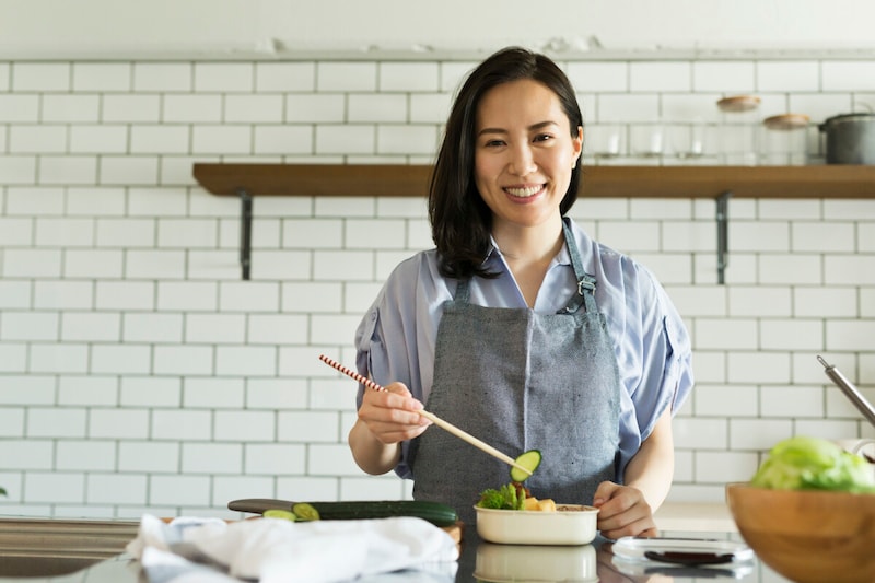 お弁当を作る女性