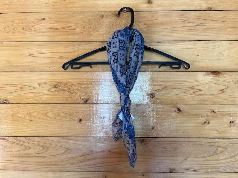 ダイソーの「スカーフ（UVカット、エスニック、60cm×60cm）」は前で結ぶのがおすすめ