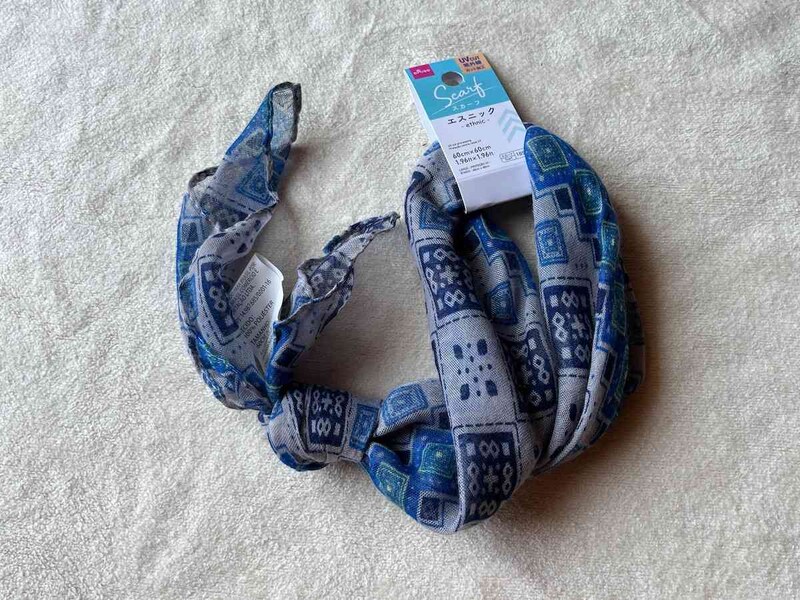 ダイソーの「スカーフ（UVカット、エスニック、60cm×60cm）」