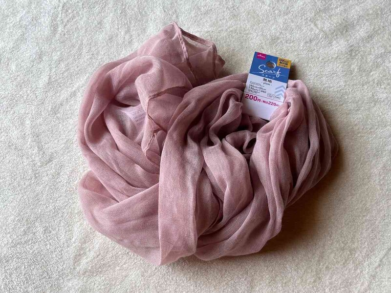 ダイソーの「スカーフ（UVカット、無地、180cm×50cm）」