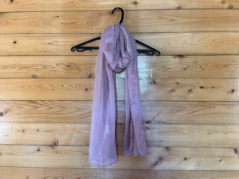 ダイソーの「スカーフ（UVカット、無地、180cm×50cm）」はボリュームがある