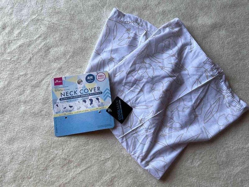 ダイソーの「ネックカバー（ロングタイプ、COOLMAX、ラインフラワー、24cm×50cm）」