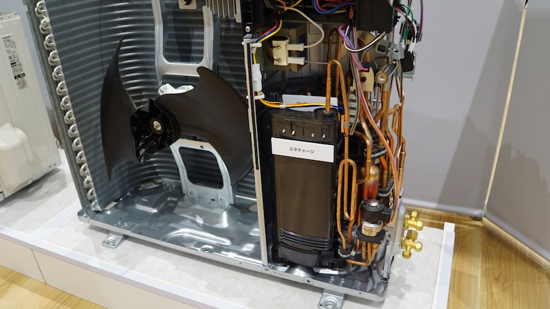 室外機に内蔵するパナソニック独自の「エネチャージシステム」