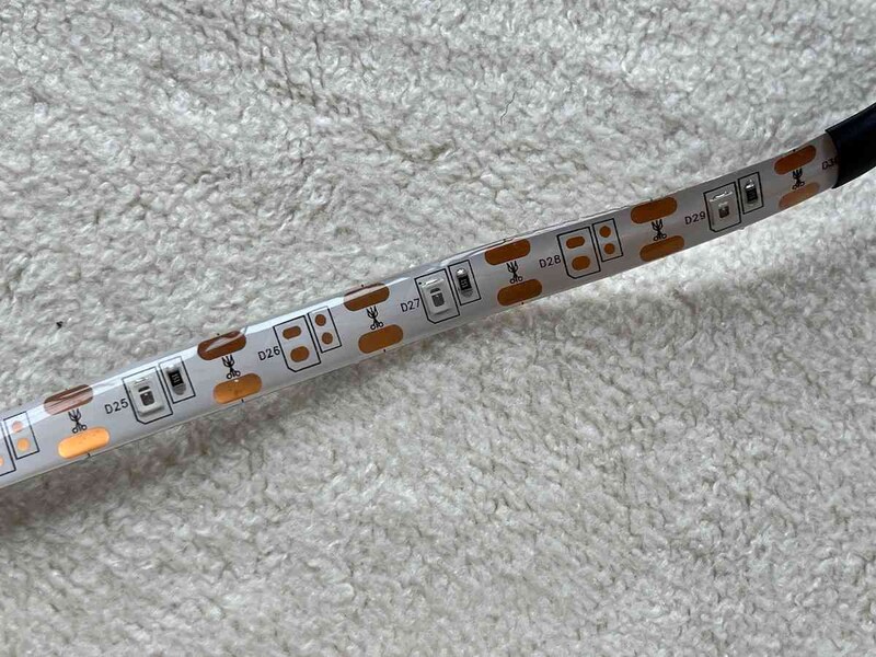 ダイソーの「テープライト」は、テープにLEDが付いている