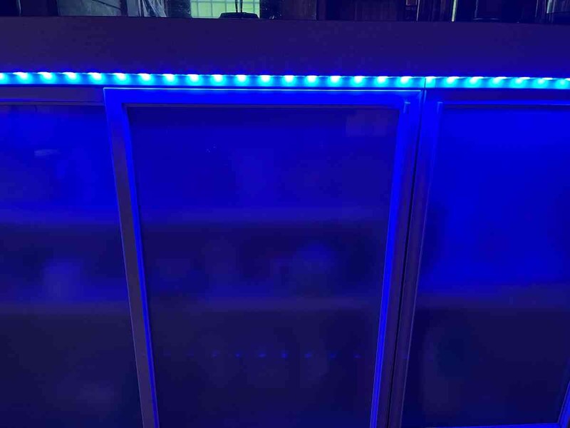 ダイソーの「テープライト（30LEDs、1m、ブルー）」は青白い光に輝く