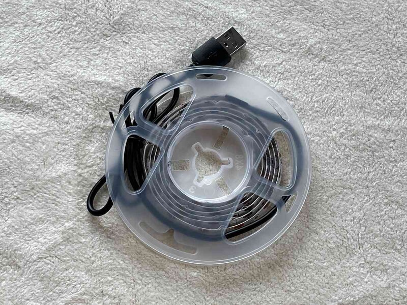 ダイソーの「テープライト（30LEDs、1m、ブルー）」は丸まった状態で入っている