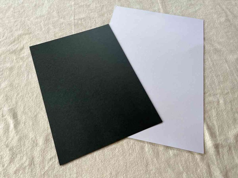ダイソーの「厚紙両面黒色B4サイズ」は白色の厚紙と組み合わせて使うのもよさそう