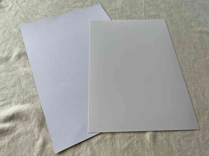 ダイソーの「片面コート厚紙（美濃判）」はオフホワイトのような色で「厚紙両面白色A3用」ともカラーが異なる