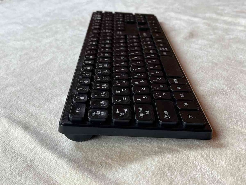 ダイソーの「フルキーボード（BK）」は手首に負担がかからない角度