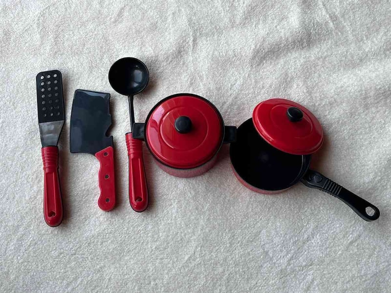 ダイソーの「おままごとセット1」はフライパン、お鍋、包丁、お玉、フライ返しのセット