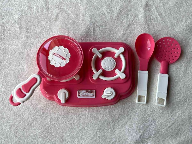 ダイソーの「おままごとセット3」はガスコンロ付き