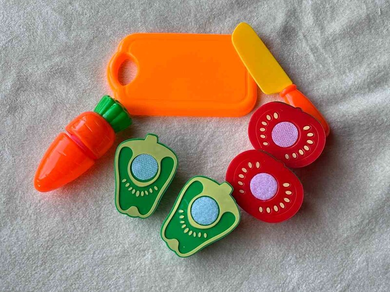 ダイソーの「ままごとセット」は、ニンジン、トマト、ピーマン、包丁、まな板がセットになっている
