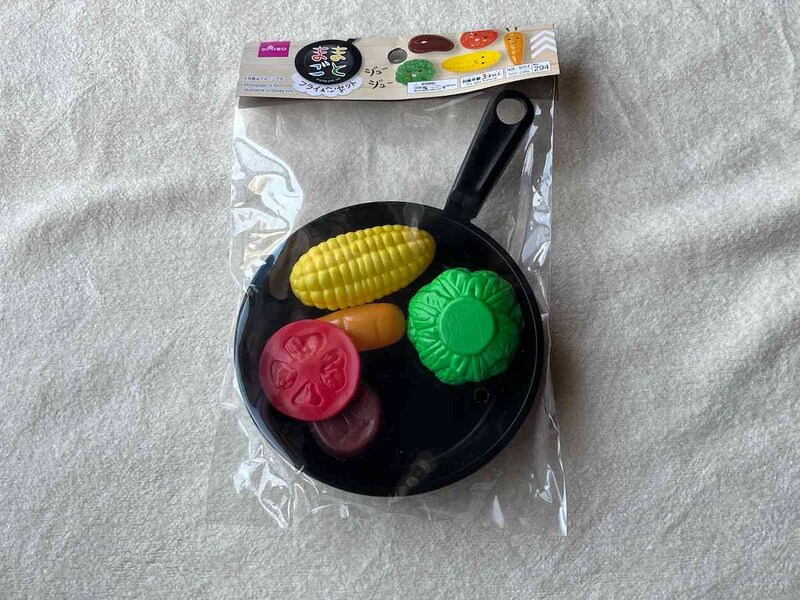 ダイソーの「ままごとフライパンセット」