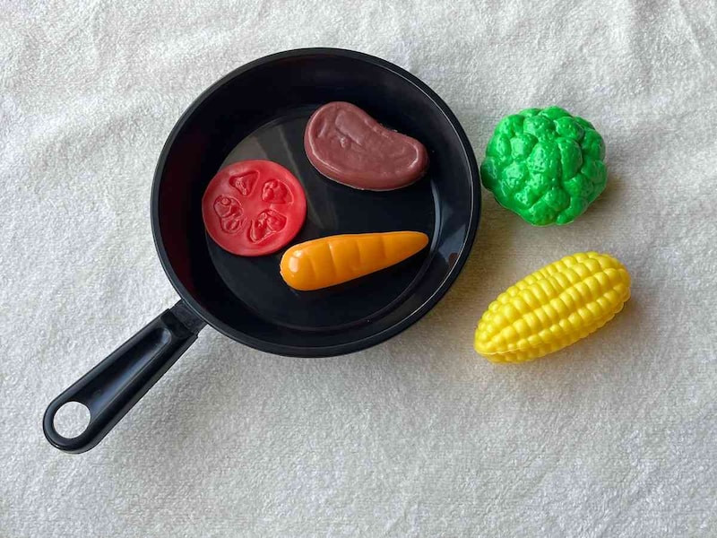 ダイソーの「ままごとフライパンセット」の食材は5種類