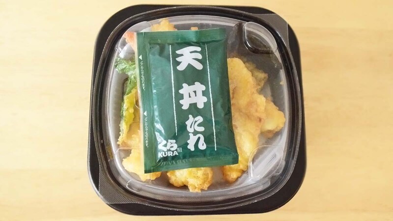 くら寿司「えび天と季節の天丼」は、えび天3本に白身魚1本、いか天1本、大葉天、のり天とボリューム感のある天丼です。