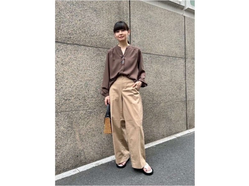 ブラウンにベージュのパンツを合わせたアースカラーの配色もおしゃれ 出典:StyleHint