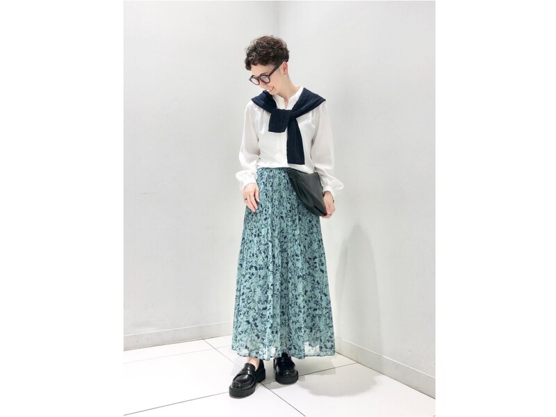 裾をゆるくインしてスカートに合わせても 出典:StyleHint