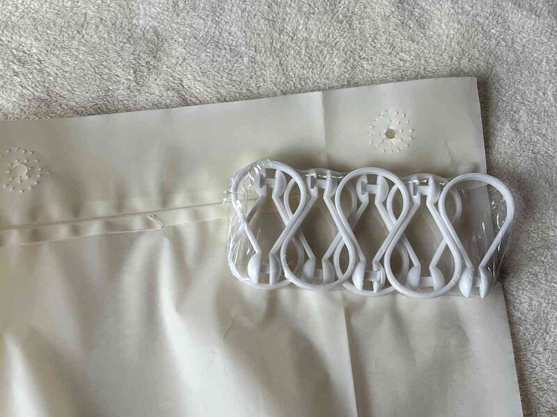 ダイソーのシャワーカーテンは専用のフック付き