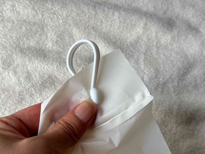 ダイソーの「シャワーカーテン」のフックは簡単に閉じられる