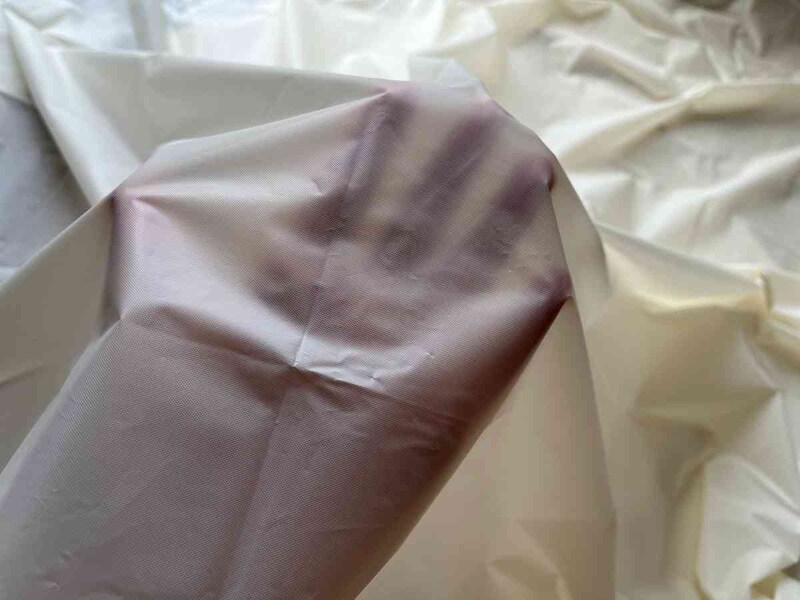 ダイソーの「シャワーカーテン 138cm×180cm（アイボリー）」の手の透け感