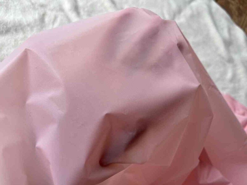 ダイソーの「シャワーカーテン 180cm×180cm（ピンク）」の手の透け感はぼんやり