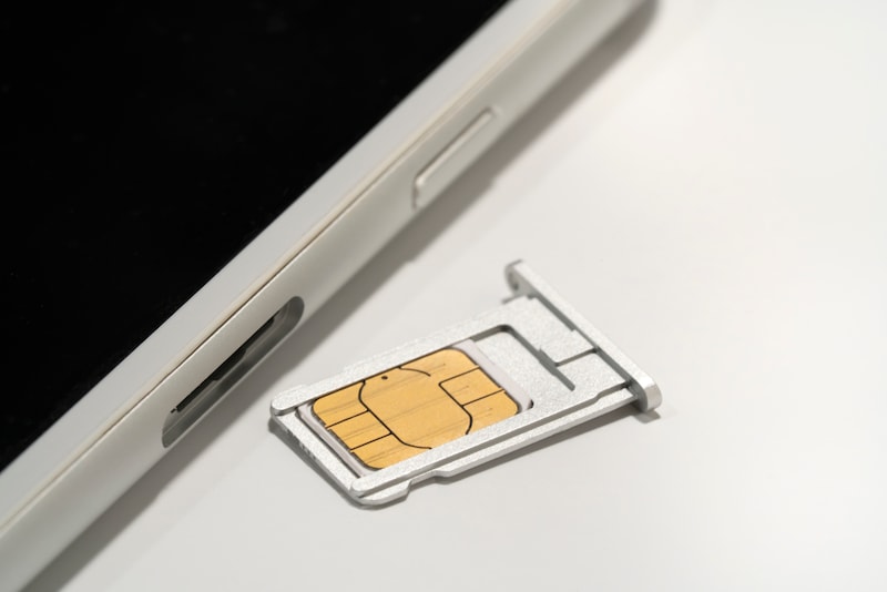 SIMカードはSIMスロットに挿入して利用します