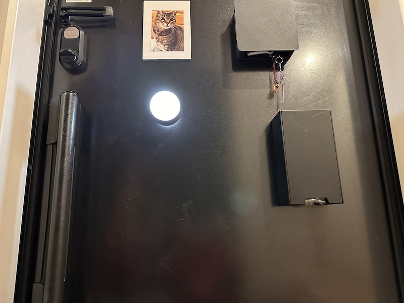 玄関ドアにマグネットで設置