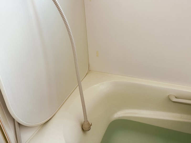 風呂蓋にホースを掛けておいて水を抜くのもいい