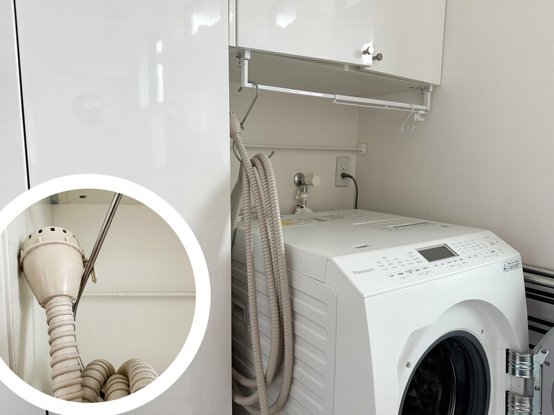 大きなS字フックに風呂水給水ホースを掛けている