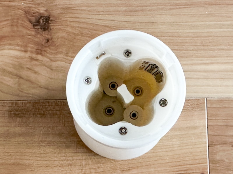 乾電池単3と単4それぞれ2本ずつ入るようになっている