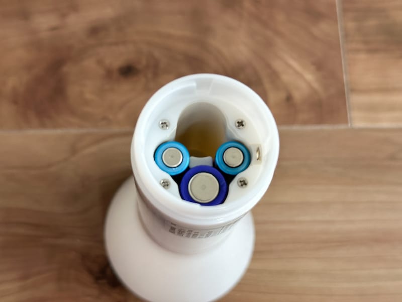 乾電池1本だけでも点灯する