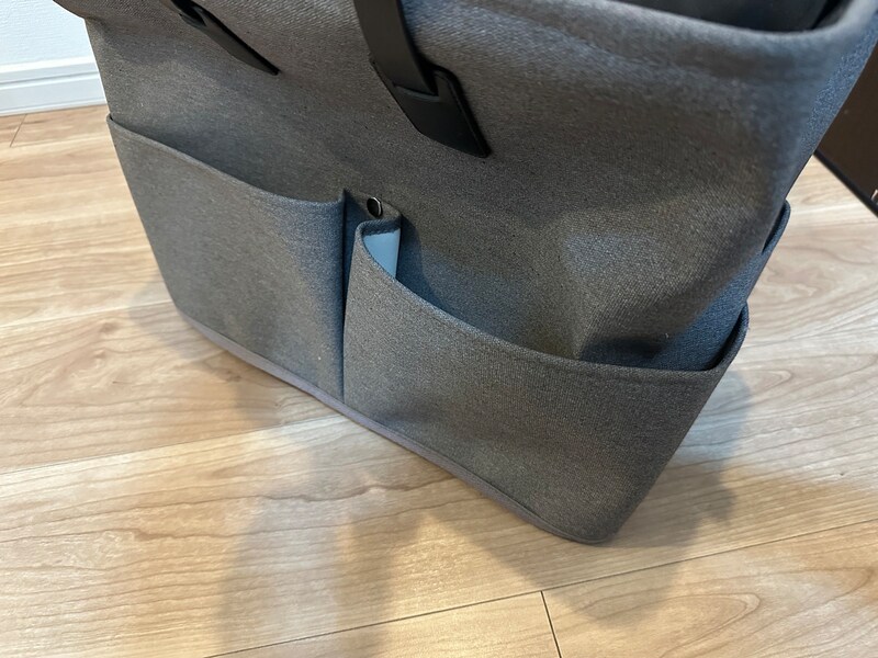 片面は大きな2つのポケット