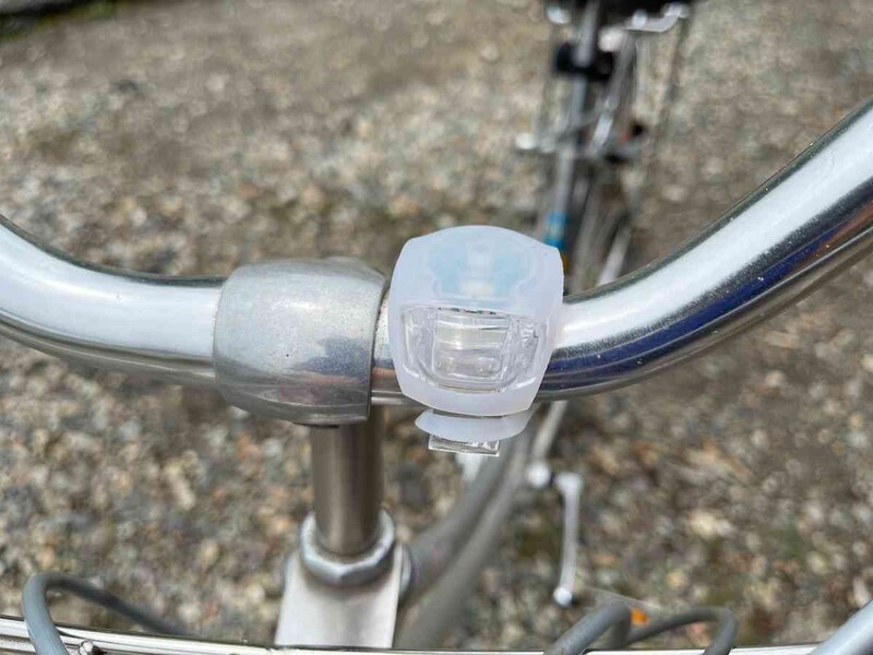 ダイソーの「2LED自転車ライト前用乳白色」はシリコーンゴムでつける