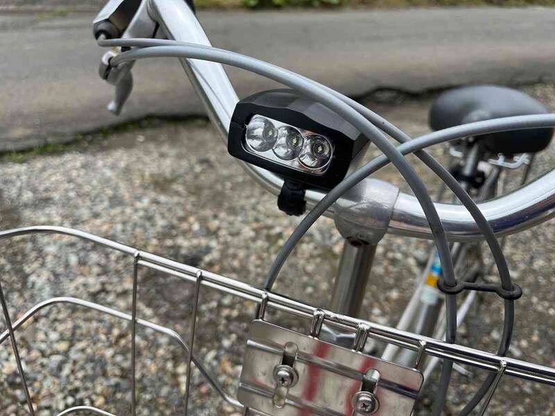 ダイソーの「自転車用フロントライト（3LED）」は少し大きめ