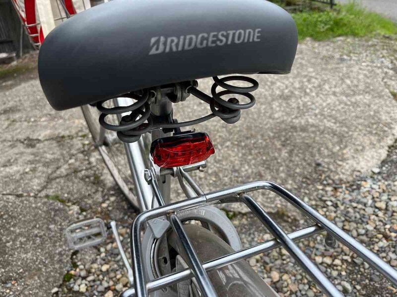 ダイソーの「5LEDリアライト」はサドルバーにつける