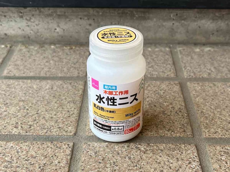 ダイソーの「水性ニス（木部工作用、乳白色（半透明））」