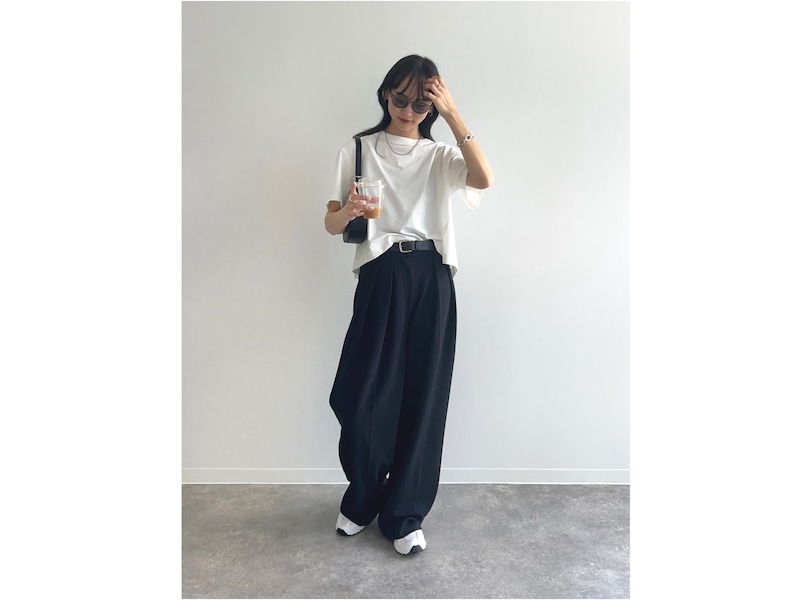 【OKコーデ】Tシャツ＆パンツのモノトーンコーデも、サイズ感や小物使いであか抜け度アップ　出典：WEAR