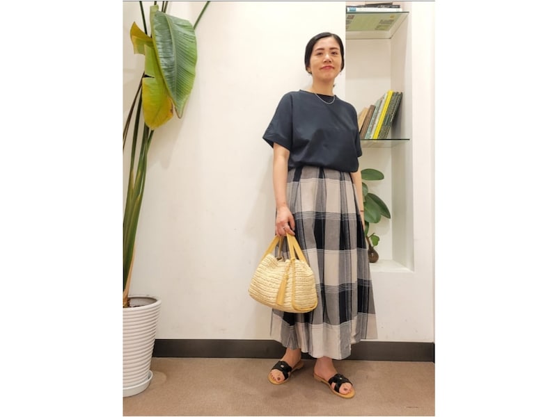 【OKコーデ】無地のTシャツも、涼し気な大きめチェック柄で涼やか　出典：WEAR