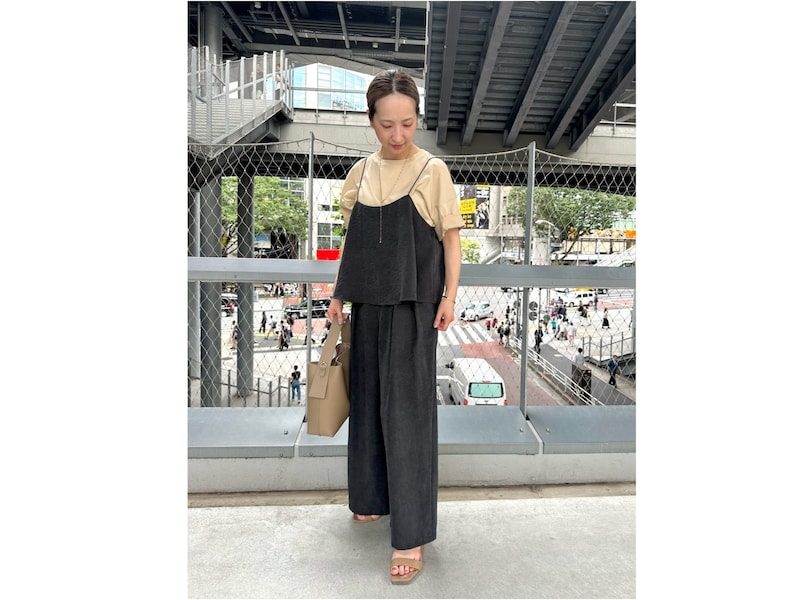 【OKコーデ】サロペットのレイヤードで洗練された大人カジュアルコーデに　出典：WEAR