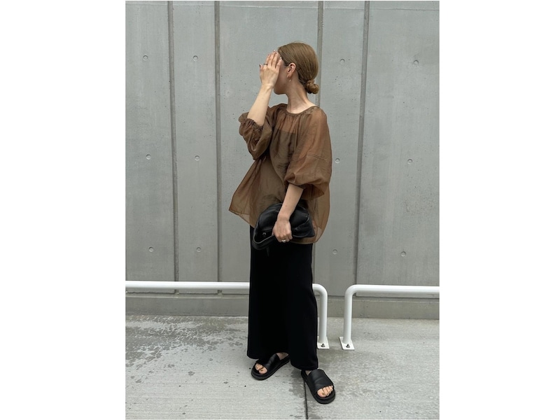 ふんわりトップスを引き締めてくれるIラインスカートは重宝間違いなし 出典:WEAR