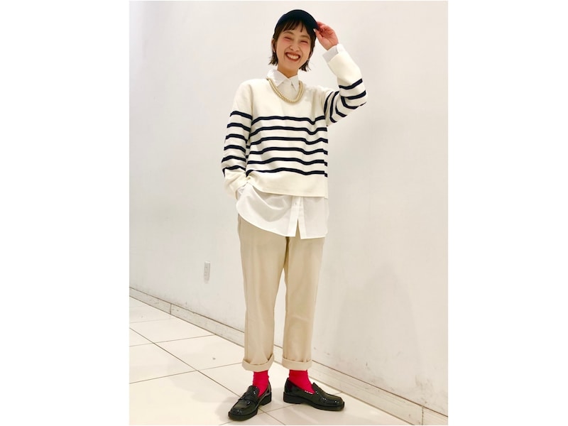 パンツの裾からのぞく赤いソックスも真似したいポイント 出典:StyleHint