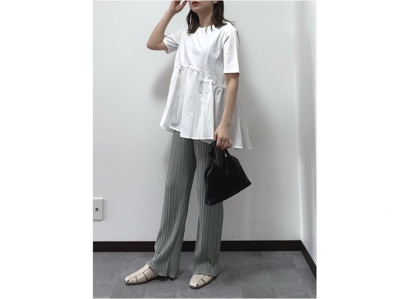 シワ加工のパンツは涼し気で、ラインも拾わないのがうれしい 出典:WEAR