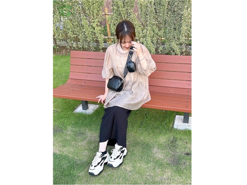 旬の甘めのブラウスとボリュームスニーカーの両方がしまむらで手に入る! 出典:WEAR