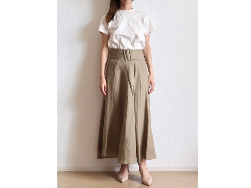 【OKカラー】コットンTシャツは白、リネンスカートはカーキで素材もカラーも涼しく