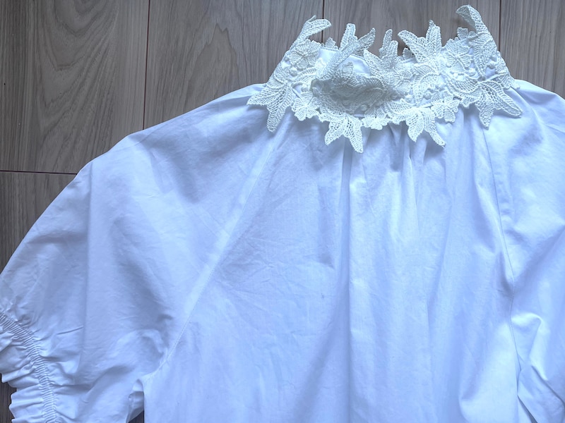 【NGデザイン】薄手コットンの夏用半袖ブラウスですが、首もとが高く猛暑日には不向きかも