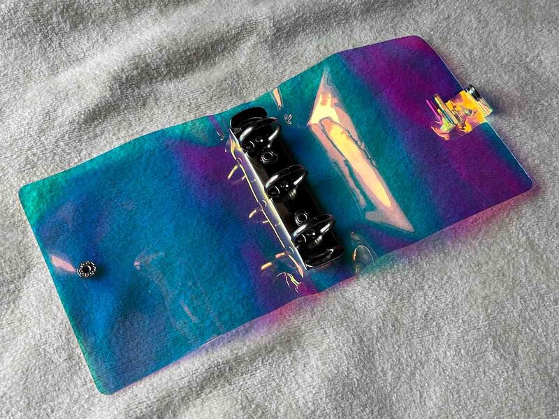 セリアの「3つ穴オーロラバインダー」の表面はとても綺麗