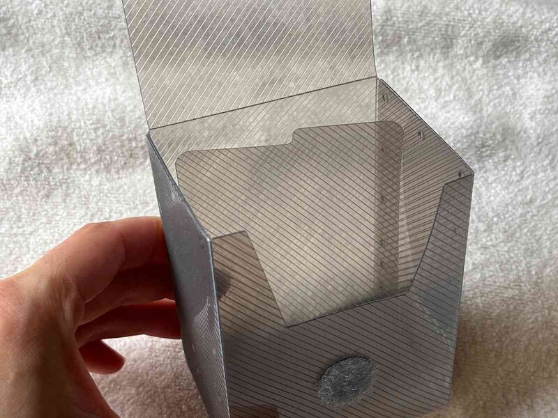 セリアの「トレーディングカードボックス 2P」は仕切り付き