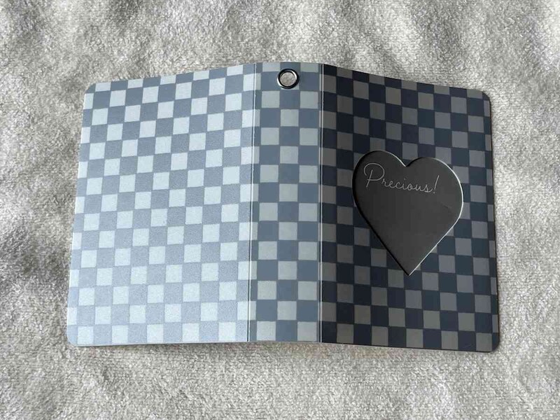 セリアの「窓付きトレーディングカードファイル」には大きめの窓が